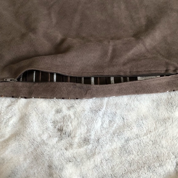 Set of 2 accent pillow covers. 18” x 13” pillow - Picture 6 of 8